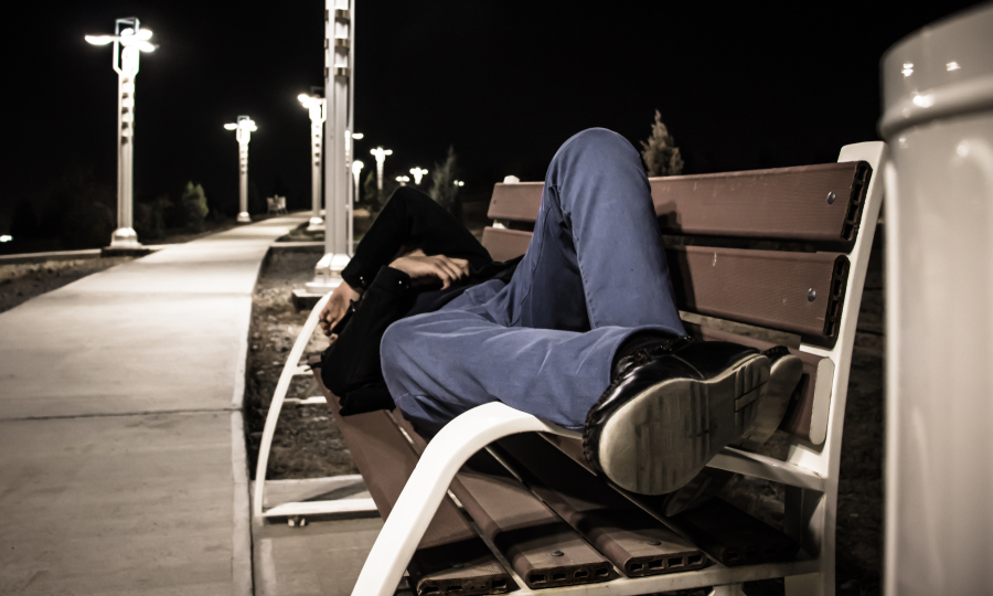 U.S. Homeless Student population report: homeless student sleeping on park bench